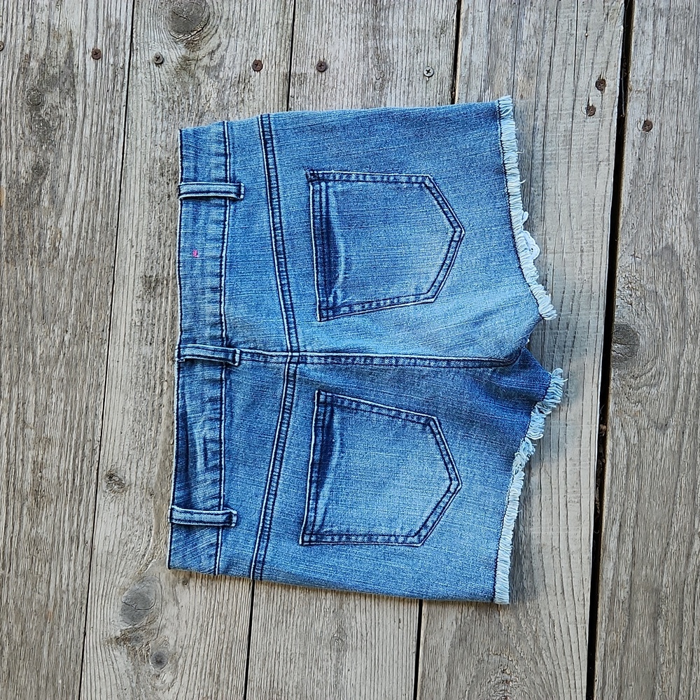 Tinseltown Crochet Lace Denim Jean Shorts Size 3 Medium Wash Raw Hem Frayed - Picture 4 of 4